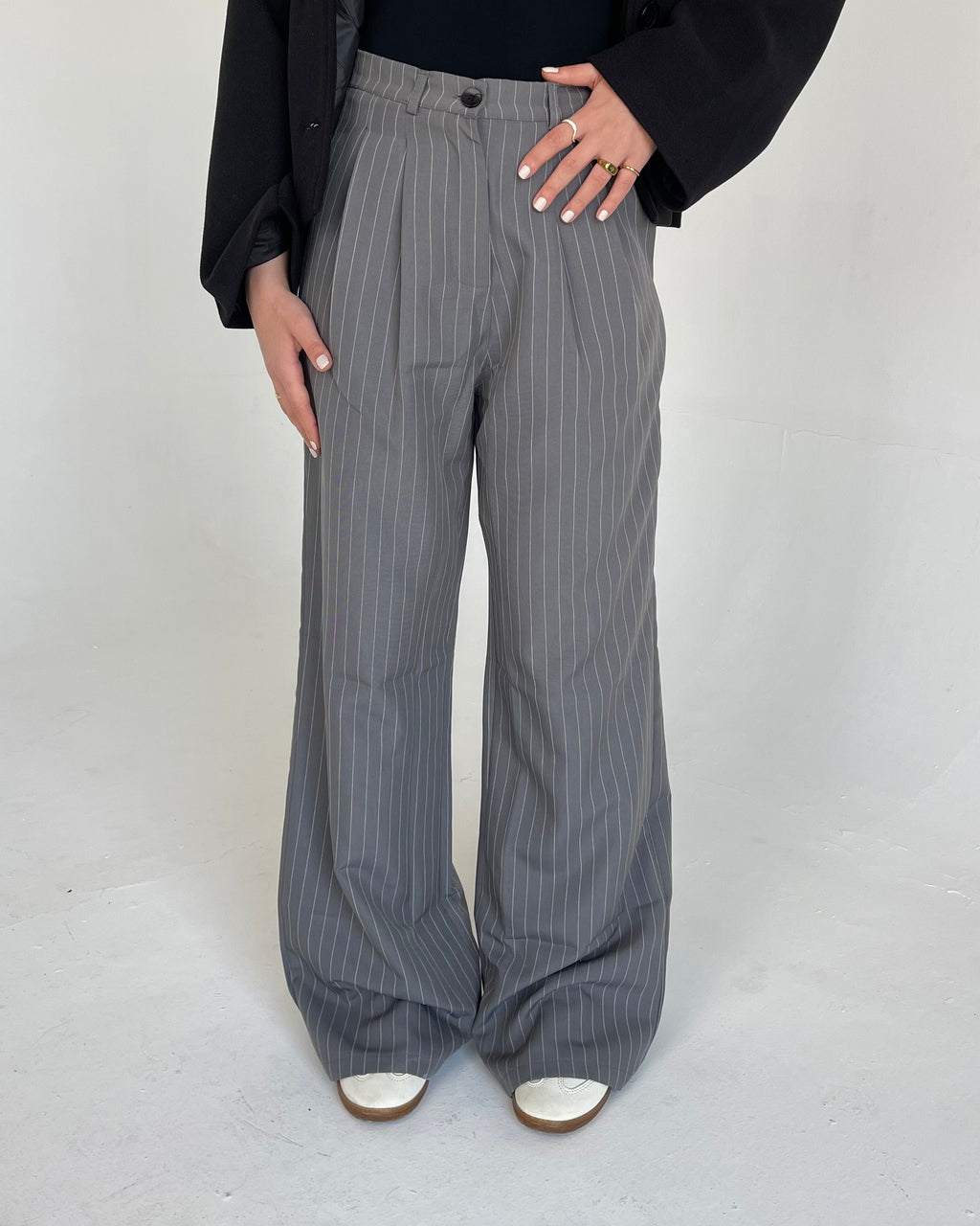 CLASSIC PINSTRIPED PANTS - GREY